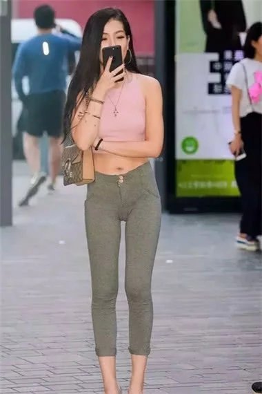 身穿灰色紧身裤的小姐姐街头自拍，只要敢穿，紧身裤就是能带给你