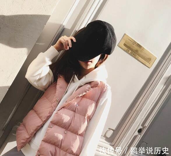 「卫衣」冬天卫衣怎么穿更年轻搭配袜裤还是牛仔,个性保暖最重要