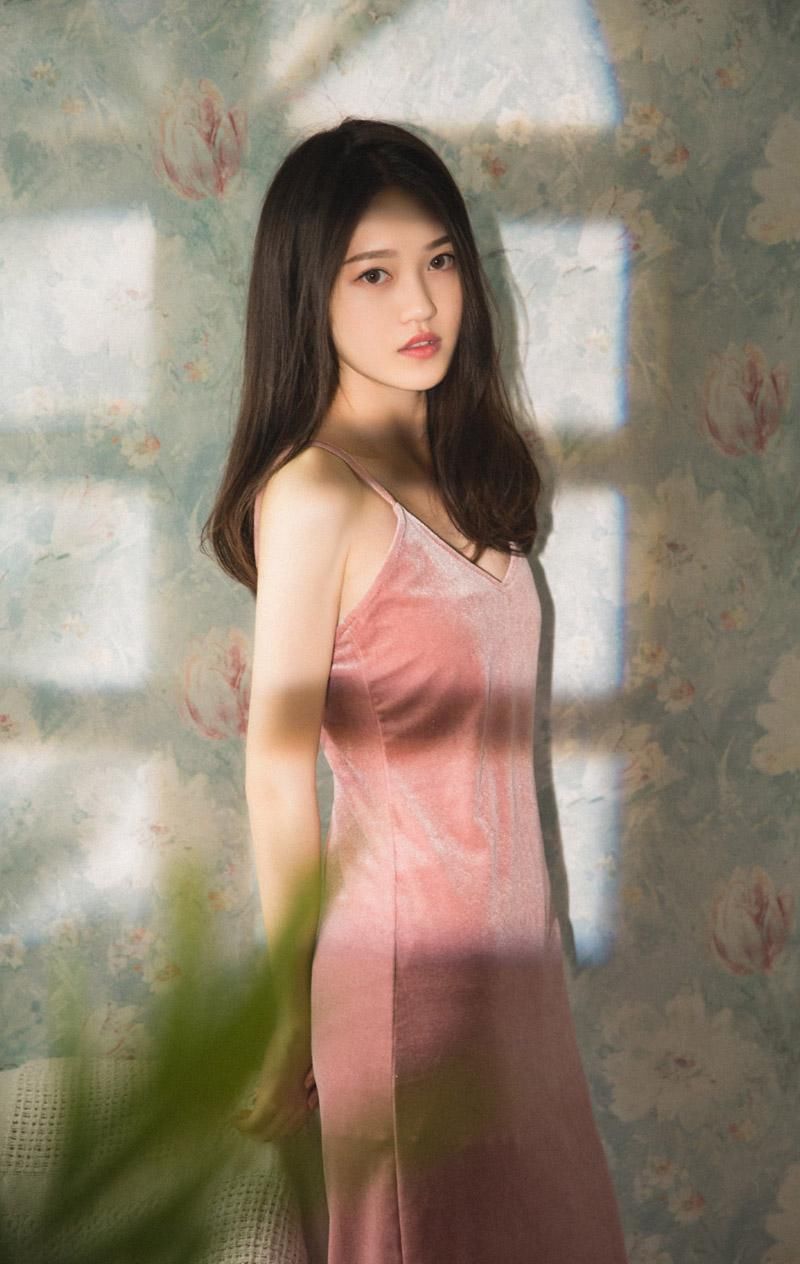 性感丰满美女酥胸吊带裙私房图片