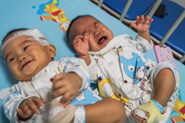 台湾艺人夫妻低调捐款救双胞胎，黑人的回应证实捐款者就是他们