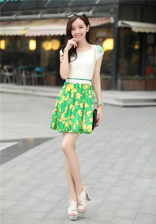 时尚妹子穿短裙秀美，长腿魅力无限
