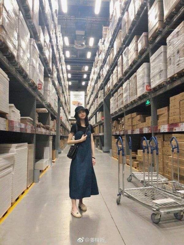 “明玉”姜梓新双腿“细如牙签”，网友:像孩子腿，还没我胳膊粗