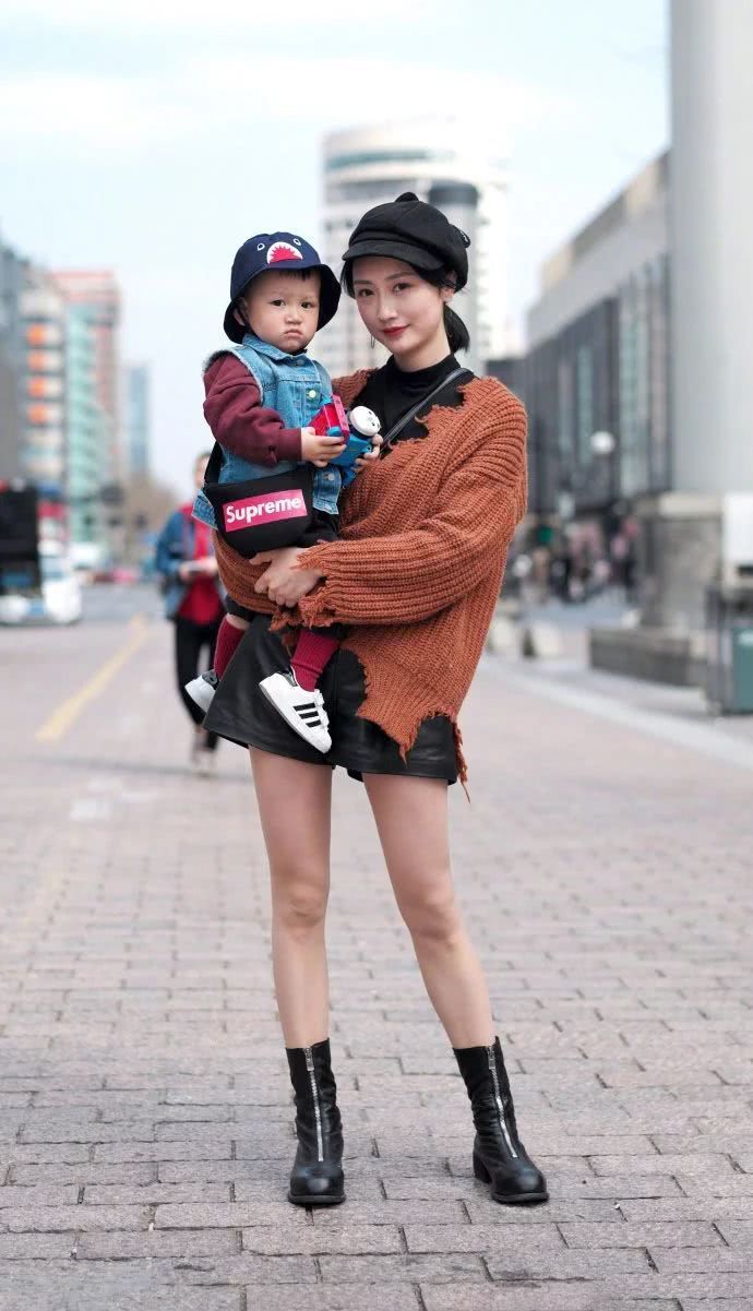 街拍：拯救腿控的牛仔裤美女，这腿光滑的像在发光