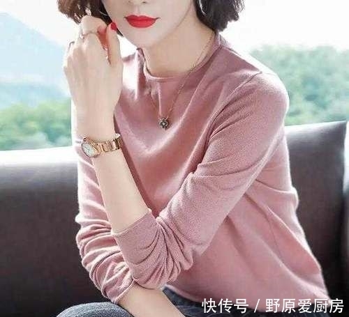 『女人』建议女人毛衣尽量不要搭裤子,瞧聪明女人的穿法,也太时髦洋气了