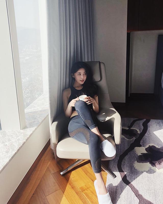 街拍：健身房里的女人，一条瑜伽裤尽显浓浓的女人味