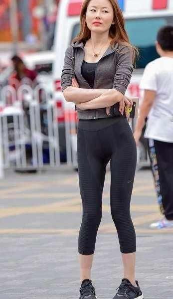 一条粉色的短裤，配上那双银色的盘丝状高跟鞋，更加时尚大方