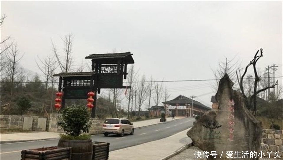 中国最“奇特”的古寨，寨门只建了半边，当地人都住木房子！