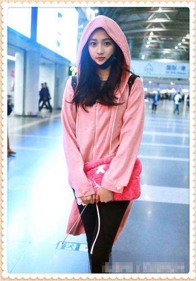 关晓彤好不容易扮回嫩少女，不料撞上古力娜扎，还是满满的大妈味