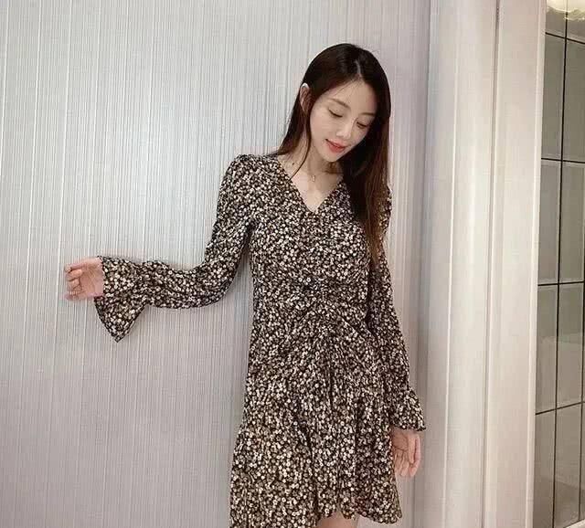  『网络红人』李小路蹲在家里又发自拍，碎花长裙配西服露大长腿！总算已不土low网络红人风