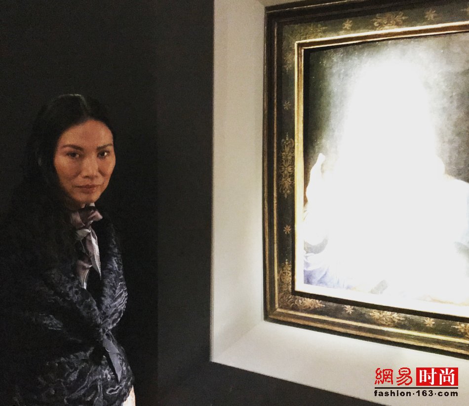 邓文迪穿深v碎花吊带难怪能推倒小27岁男友