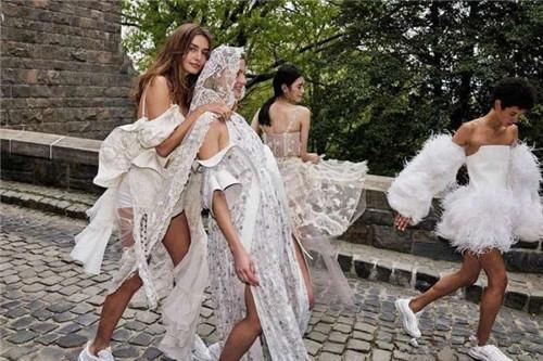 奚梦瑶又上国际杂志了，为了抢镜还掀开了裙子，网友:真够心机!