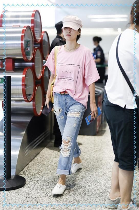 马伊琍咋想的？裙子这么紧还要把上衣塞进去，小肚腩都勒出来了！