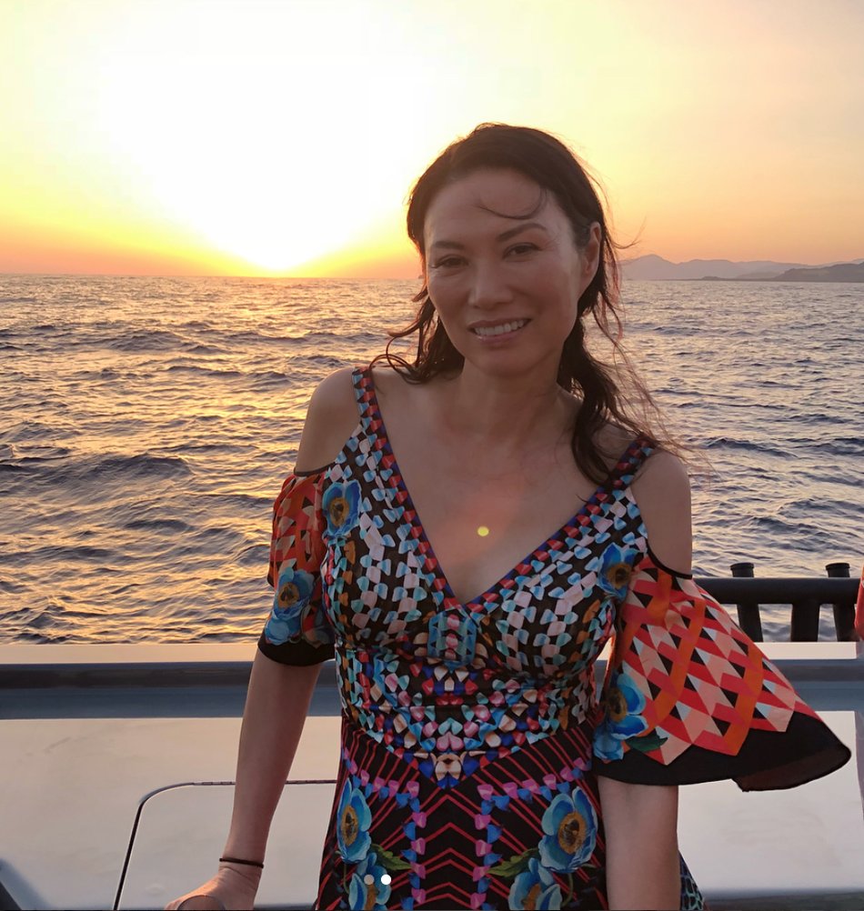 邓文迪深V连衣裙大秀好身材 晒海边落日美照尽显优雅大方