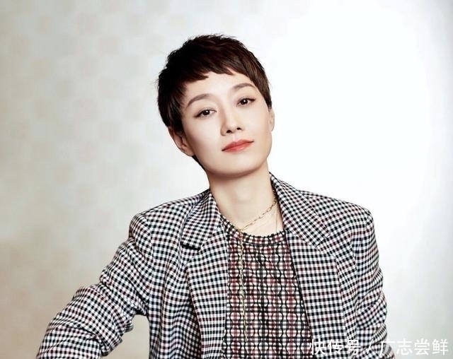 女人■马伊琍穿的“大衣”火了!内搭毛衣时髦又保暖,适合40岁女人