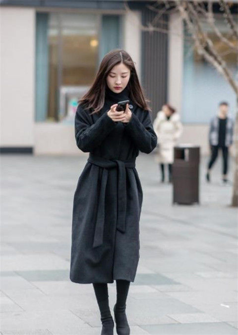 『小美女』街拍:清纯小美女身材出众,黑色连衣裙搭配白色运动鞋,御姐范十足