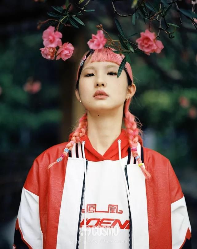 时髦办｜佟丽娅靠袜子立“早睡早起”flag，我觉得她做不到！