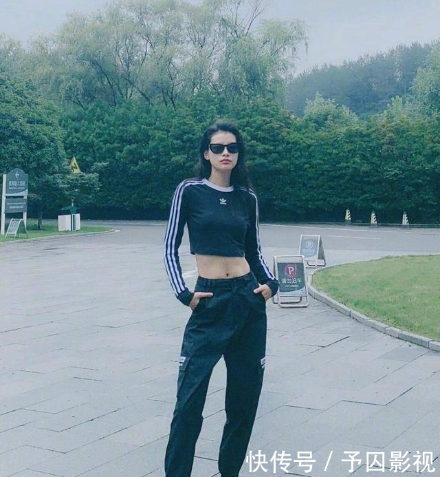 『阔腿裤』女人不管是穿裤子还是裙子,牢记这个“上紧下阔”穿法,显高显瘦
