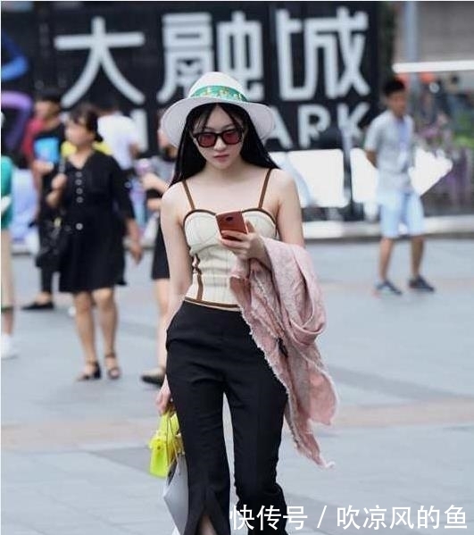 「小巧」街拍小姐姐身材小巧精致,吊带裙搭配高跟鞋,背影小鸟依人