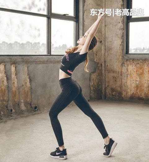 「美女」街拍:时尚甜美的紧身打底裤美女,展现出美女的纤细腰身