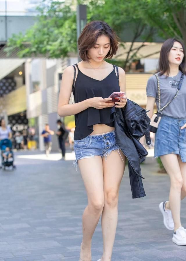  气质@街拍：气质很好的美女，衬衫配热裤，打扮得简约又时尚