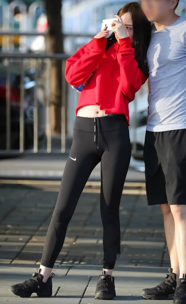时尚M小姐姐M黑色紧身裤秀出一双修长的美腿，少许的婴儿肥很是吸