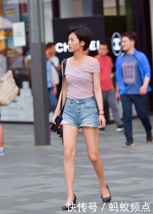 『 身穿』秀出白皙长腿，清秀靓丽，街拍：小美女身穿时尚的吊带连体短裤