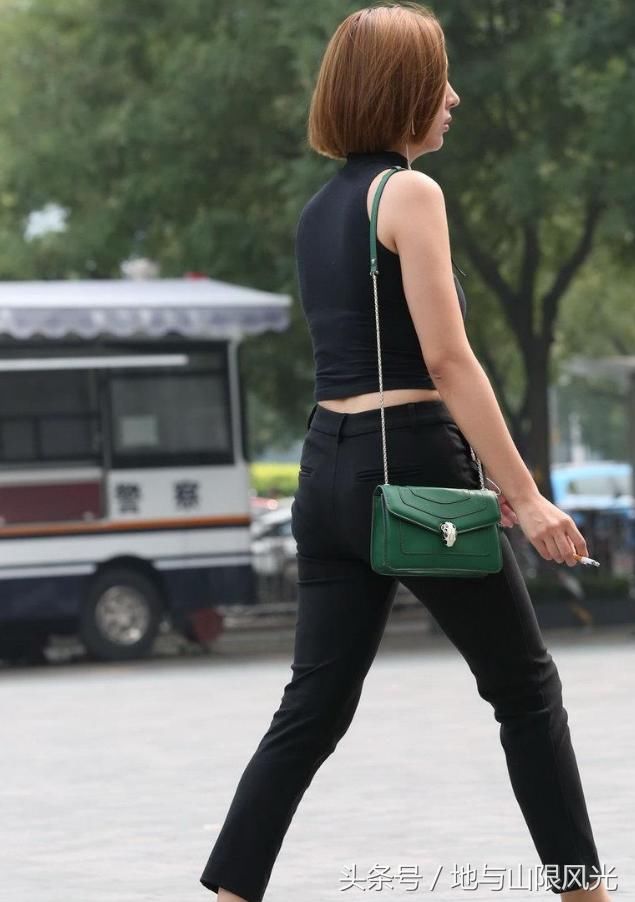 街拍抽着烟的黑色紧身裤长腿高跟美女，快收藏！