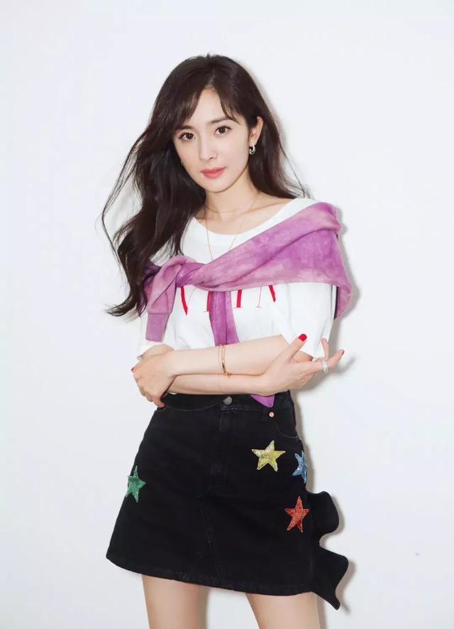 “改头换面”穿出慵懒风，孟美岐吴宣仪的活力少女Tee，了解一下