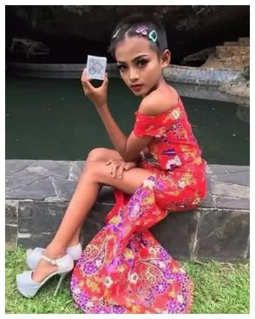 妖娆的小男生:初中生小鲜肉学习化妆,涂上口红,够诱惑!