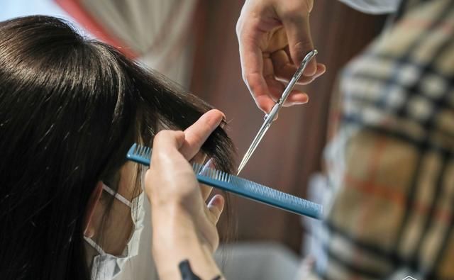  『爆款』造型师“云复工”做直播 女生扎堆爱上Lisa刘海 成今年爆款发型