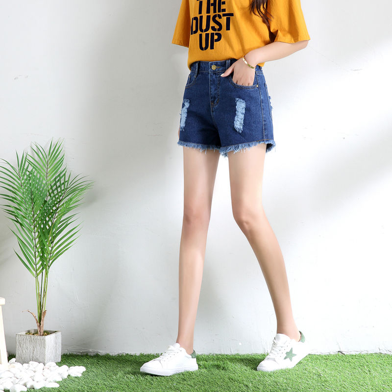 如今的女人真会穿，不穿裙子，只穿这“坏的”牛仔裤，美出新高度