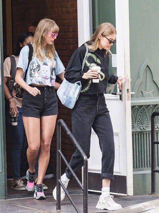 霉霉还要穿高跟鞋拉伸长腿，轻松hold印花，身材不得了!