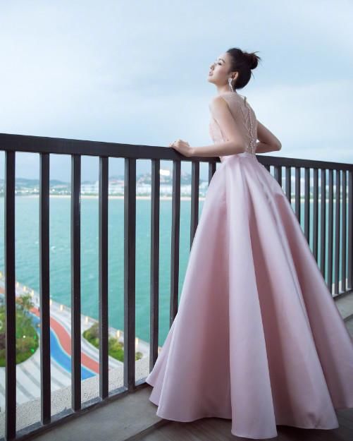 她是星爷最宠女星，碾压刘亦菲被评为最美面孔，气质秒杀众人!