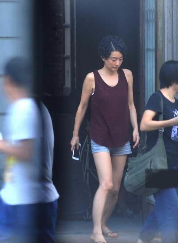 马伊琍这穿衣品味真不想说了，背心加拖鞋!网友:穿着舒服怎么了