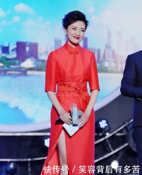  #让整件衣服#周涛气质真心优秀，一袭西装领褶皱裙干练时髦，51的年龄31的状态