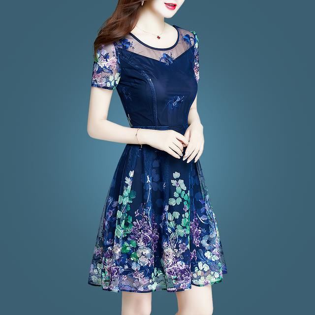 据说现在流行这样的连衣裙，“水蛇腰”显露无遗，70后穿超有气质