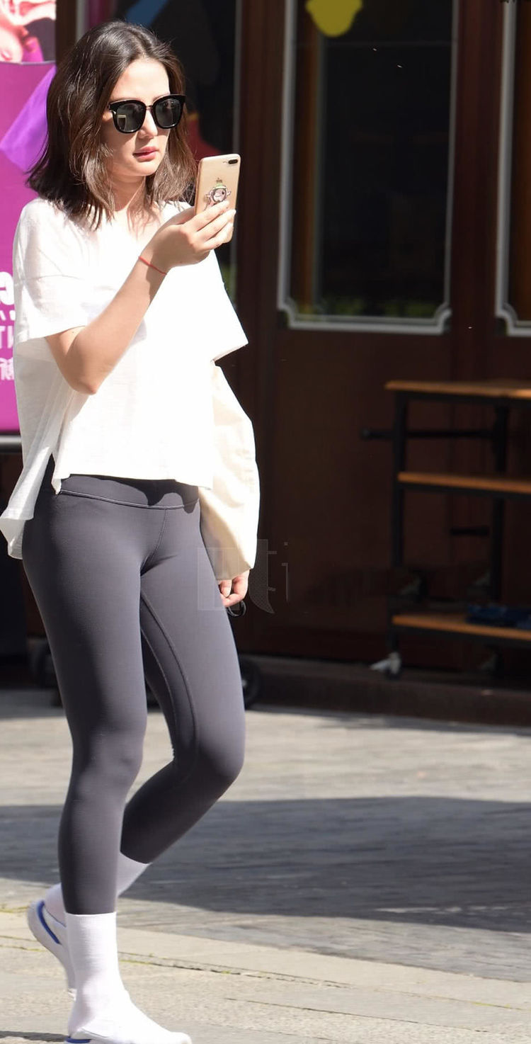 路人街拍，小姐姐的穿搭非常的有新意，一头小短发干净唯美