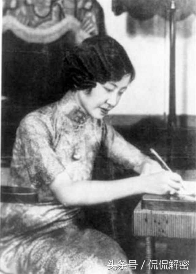 老照片：从容优雅的民国名媛们，旗袍装尽显东方魅力，惊艳众人