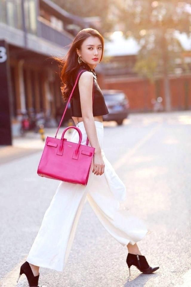 36岁秦岚又放狠招，穿牙签细高跟鞋行走街头，身材叹为观止