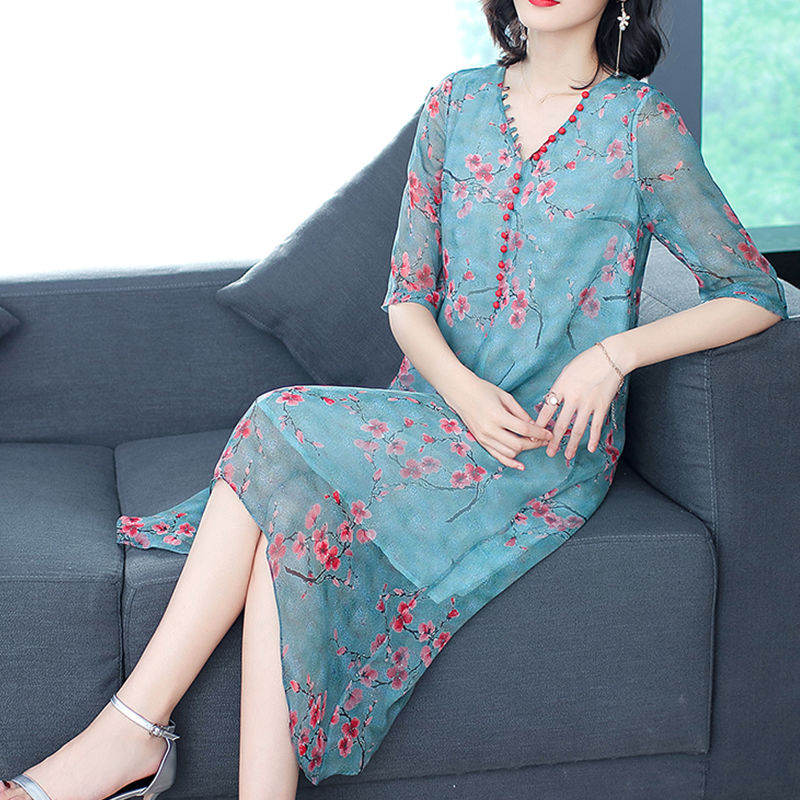 女人胆子越来越大了，短裙不穿安全裤，却从不怕走光!美丽又性感