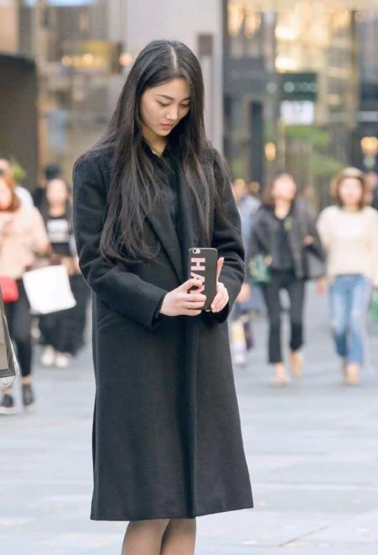  [魅力四射]街拍：小姐姐清爽的时尚穿搭，笑容甜美可爱，魅力四射