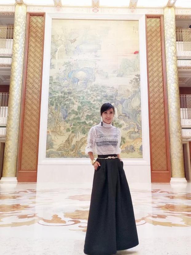 63岁米雪穿镂空长裙比少女还少女, 脸嫩白如雪甜笑好仙美