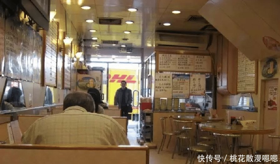  「内地游客」内地游客在香港吃饭，看到收银台上的四个字感叹“