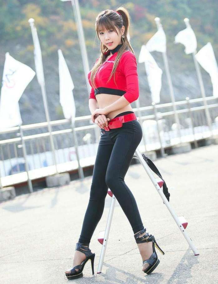 街拍：夏季搭配紧身裤，看看路人如何穿搭？好身姿添自信!