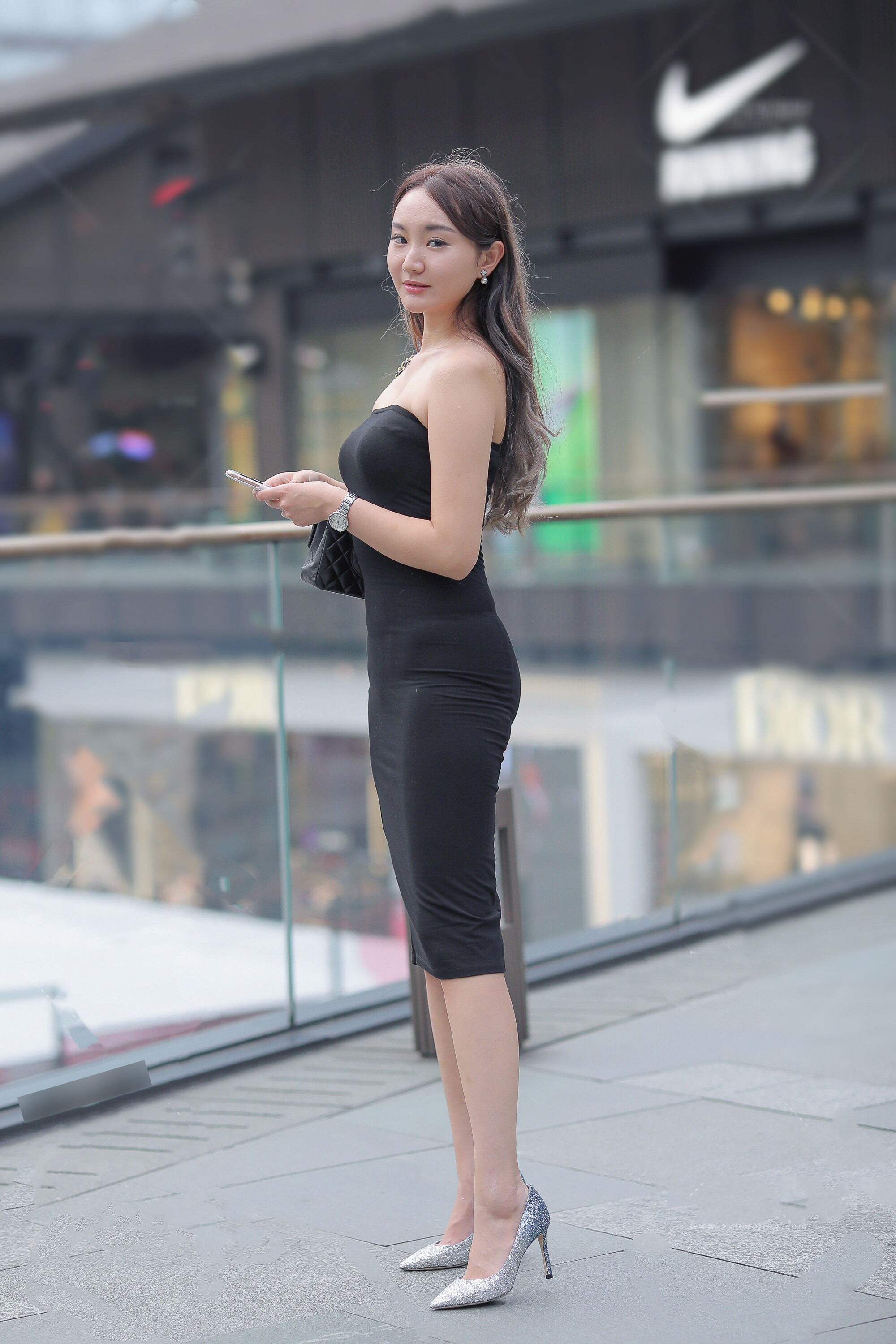 身段:越是简单的款式的越能穿出性感身段