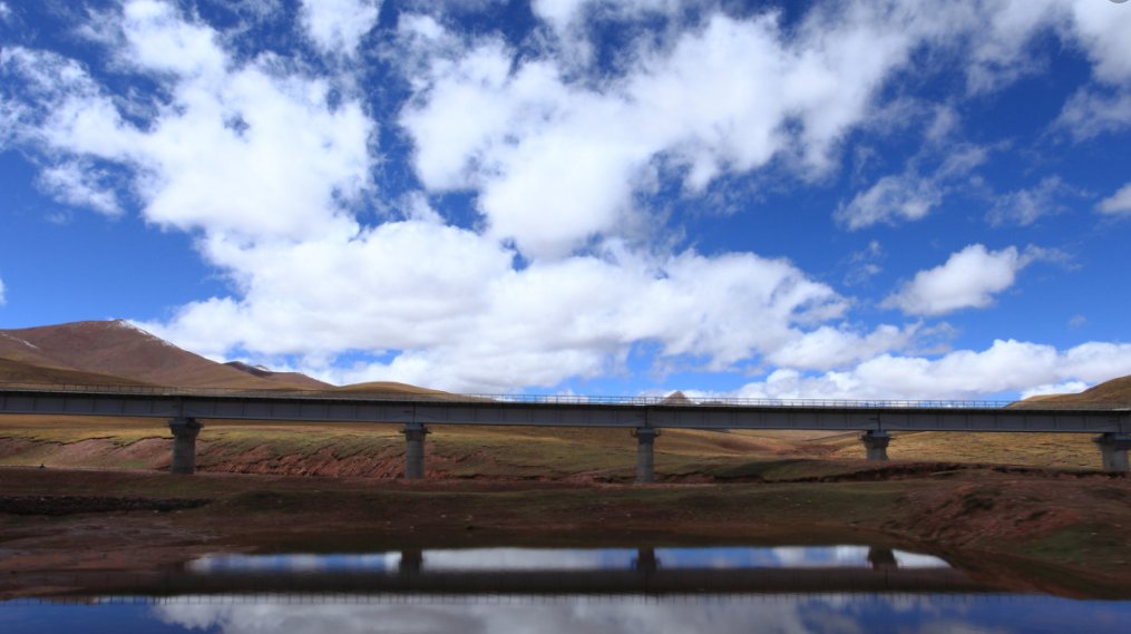 青藏铁路的火车途经格尔木时，为什么必须更换美国的车头