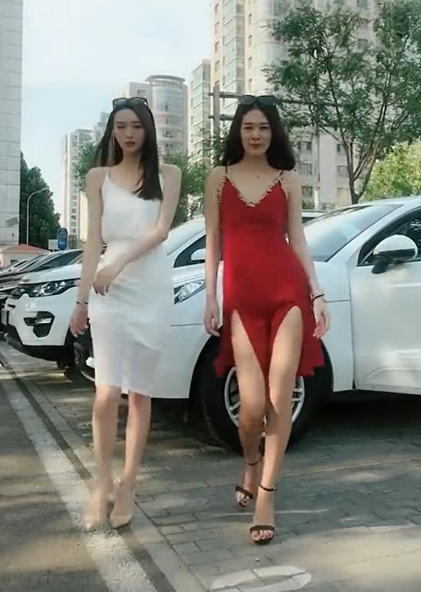 一对时髦的姐妹花，穿上肉丝袜秀风采，红与白哪个更漂亮