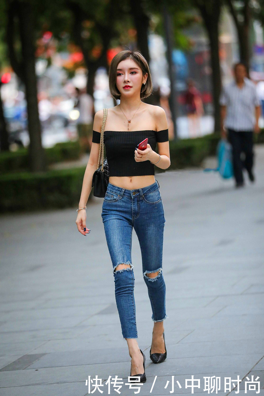 街拍:长发美女,吊带裙配高跟鞋!凸显美腿!!