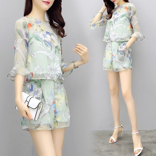 桑拿天女人越来越诱人，穿款短裤套装，凹凸S型曲线性感透气