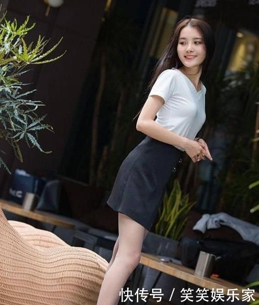 粉色:街拍:名嫒美姝的小姐姐,一条粉色的吊带连衣裙,时尚女人味十足